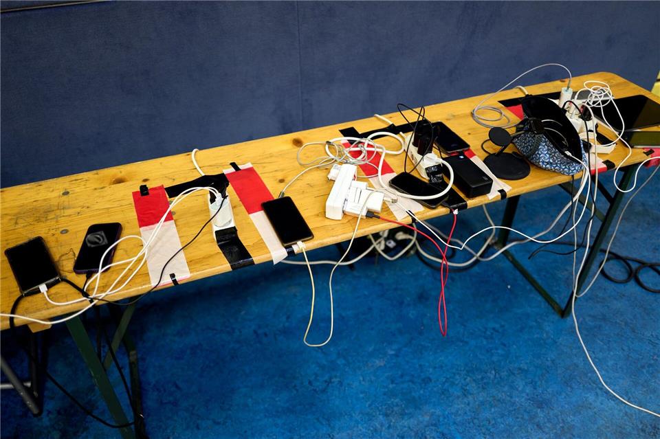 Viele Menschen nutzen die Möglichkeit, ihre Handys an Anlaufstellen aufzuladen.   Michael Ukas/dpa