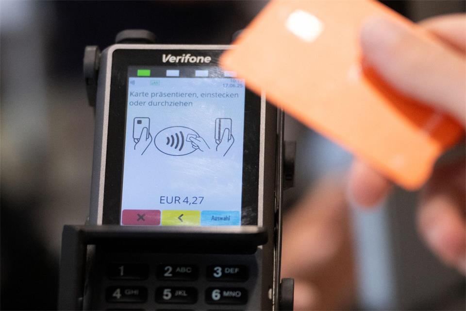 Viele Menschen nutzen zum Bezahlen an der Ladenkasse ihre Bankkarte oder ihr Smartphone. (Symbolbild)Leonie Asendorpf/dpa