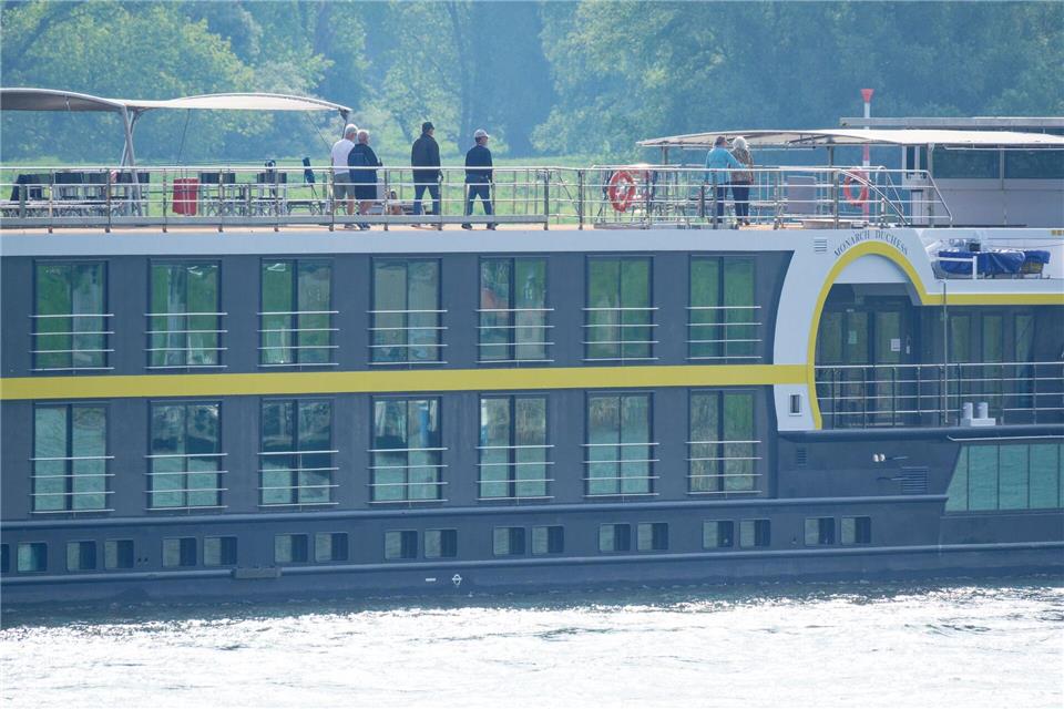 Viele Menschen nutzten das Wetter am Sonntag zu einem Schiffsausflug auf dem Rhein.Henning Kaiser/dpa
