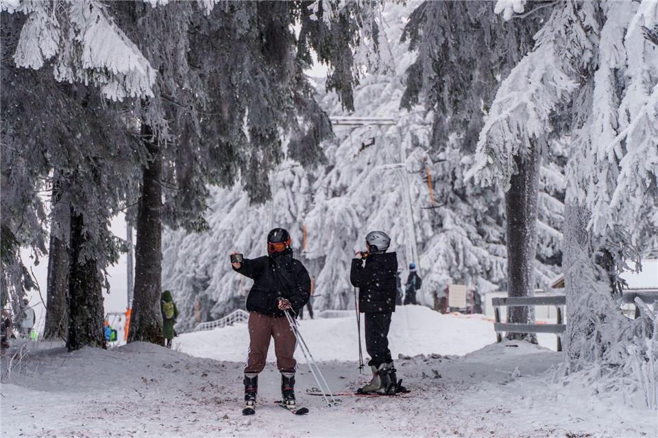 Viele Menschen nutzten das winterliche Wetter zum Ski oder Schlitten fahren. Andreas Arnold/dpa
