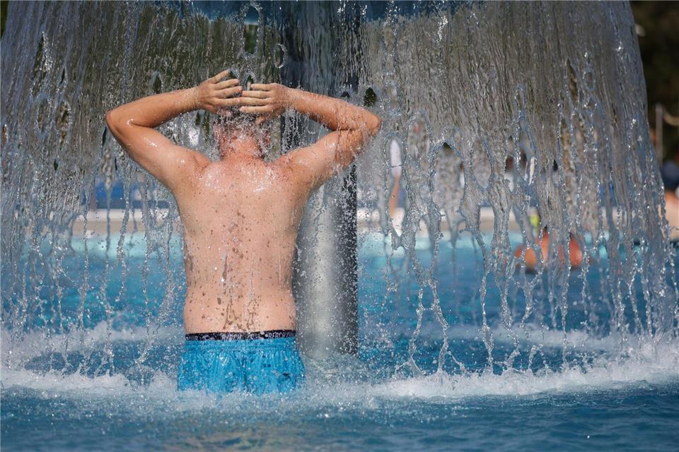Viele Menschen sehnen sich nach Abkühlung. (Archivbild)Thomas Warnack/dpa