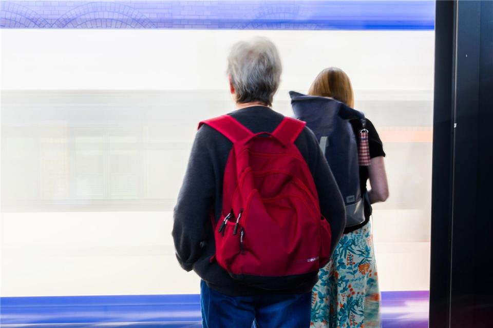 Viele Menschen sind auch im Rentenalter noch aktiv auf dem Arbeitsmarkt. (Symbolbild)Julian Stratenschulte/dpa