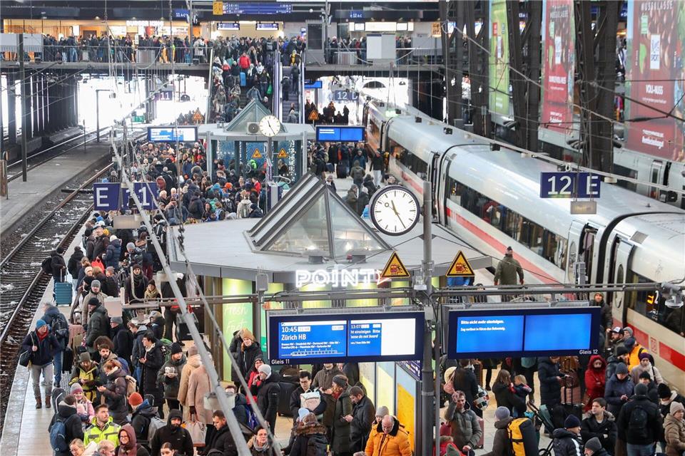 Viele Menschen sind nach dem Sturm „Elli“ am Hamburger Hauptbahnhof gestrandet.Bodo Marks/dpa