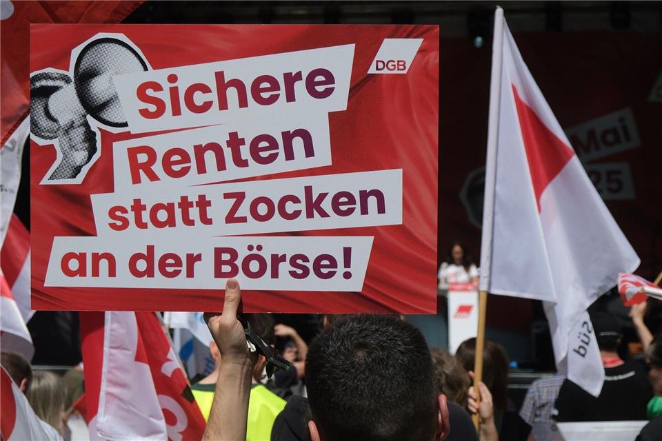 Viele Menschen sorgen sich davor, an der Börse Geld zu verlieren. (Archivbild)Sebastian Willnow/dpa