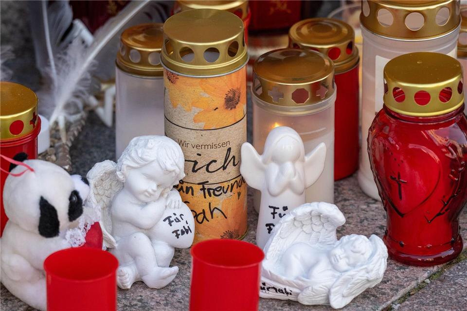 Trauergottesdienst zum Gedenken an Fabian Viele Menschen stellten Blumen und Plüschtiere im Gedenken an den achtjährigen Fabian vor die Marienkirche. (Archivbild)Stefan Sauer/dpa