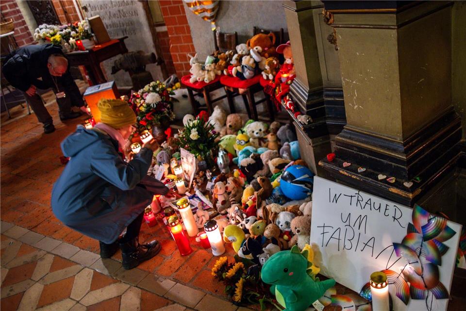 Hunderte bei Trauergottesdienst für achtjährigen Fabian  Viele Menschen stellten Kerzen und Plüschtiere in die Trauerecke in der St-Marien-Kirche.Jens Büttner/dpa