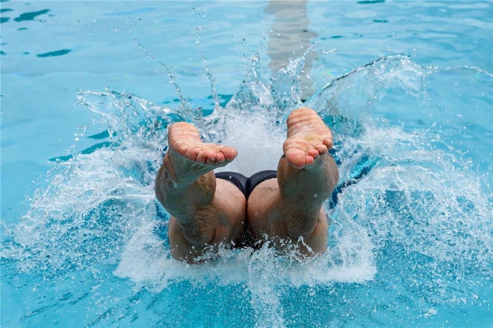 Viele Menschen suchten an den Hitzetagen Abkühlung im Wasser. Patrick Pleul/dpa