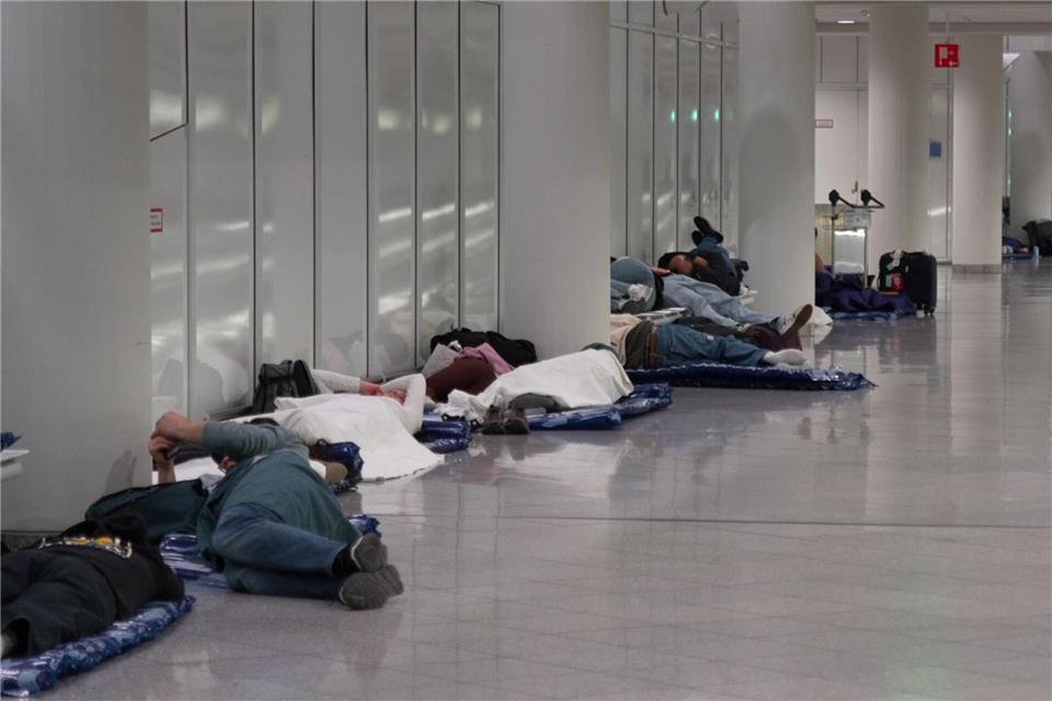 Viele Menschen übernachteten im Flughafen.Enrique Kaczor/onw-images/dpa
