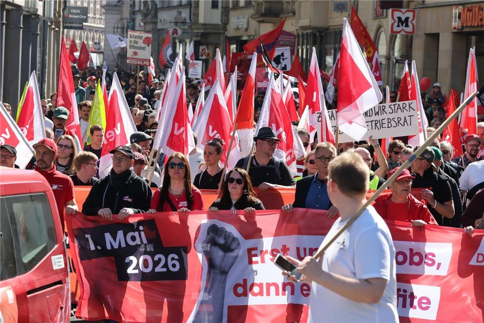 Viele Menschen waren am 1. Mai in Erfurt auf der Straße.Bodo Schackow/dpa