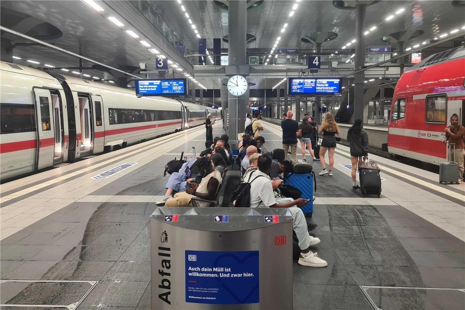Viele Menschen warten am Berliner Hauptbahnhof.Sophia Weimer/dpa