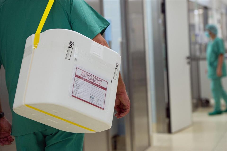 Viele Menschen warten auf eine Organspende. (Archivbild)Soeren Stache/dpa