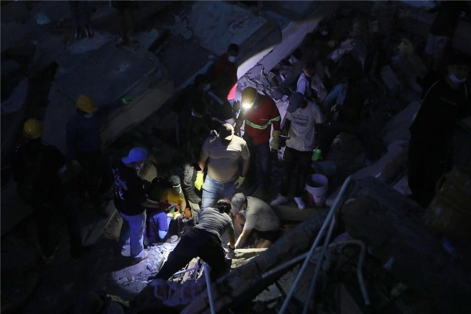 Viele Menschen werden unter Trümmern der eingestürzten Gebäude vermutet.Santiago Saldarriaga/AP/dpa