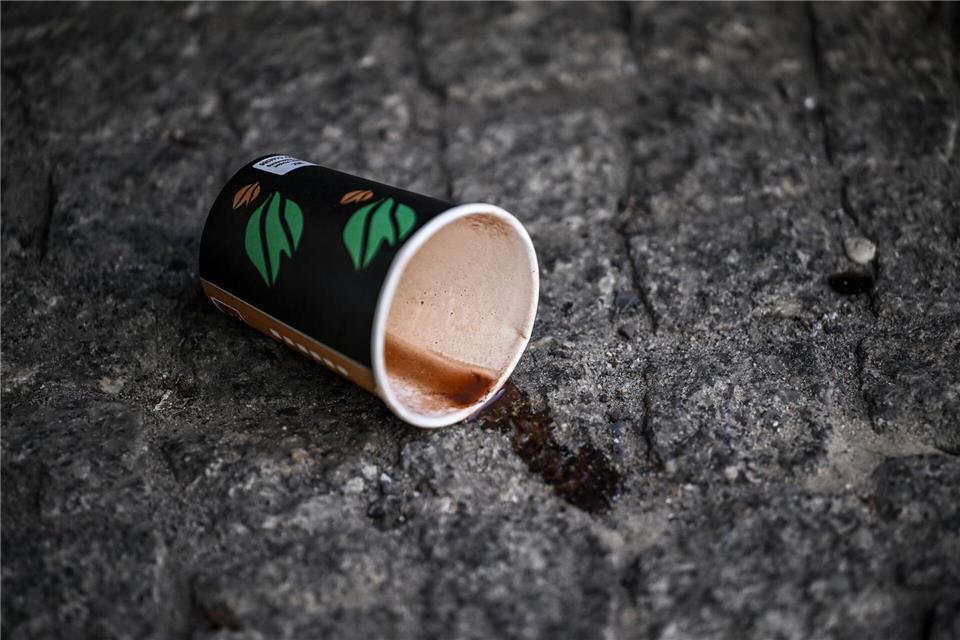 Viele Menschen werfen Müll achtlos weg.Britta Pedersen/dpa