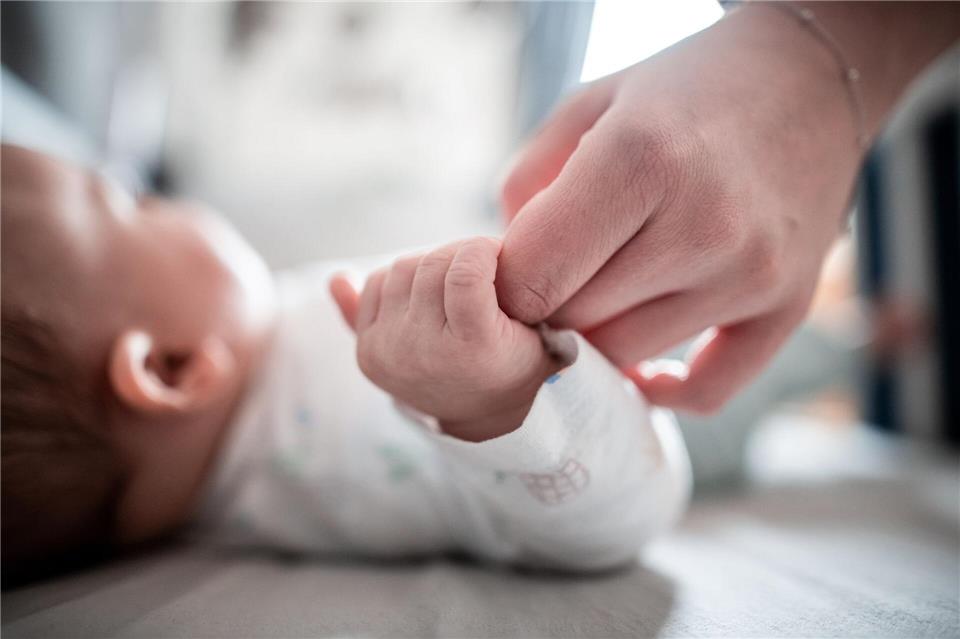 Viele Menschen wünschen sich, ein Leben mit Kindern zu führen. (Archivbild)Fabian Strauch/dpa