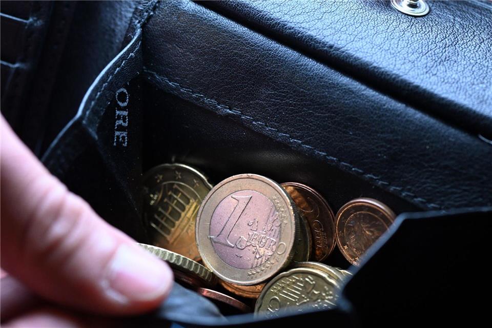 Inflation bremst viele Menschen bei privater Altersvorsorge Viele Menschen würden gerne mehr fürs Alter sparen, können es sich aber nicht leisten. (Symbolbild)Federico Gambarini/dpa/dpa-tmn