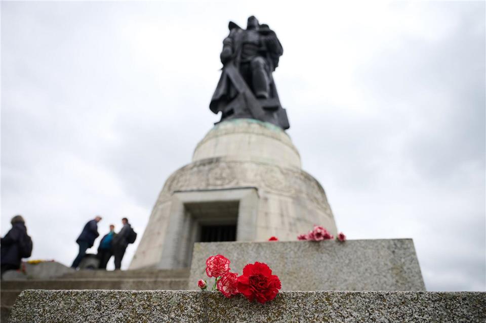 Viele Menschen zieht es am 8. Mai in den Treptower Park - so auch in diesem Jahr.Annette Riedl/dpa