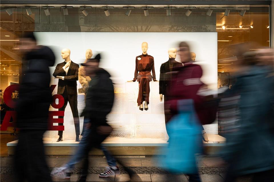 Viele Menschen zog es am ersten verkaufsoffenen Sonntag in der Adventszeit in die Innenstädte Berlins und einiger Brandenburger Städte.Christophe Gateau/dpa