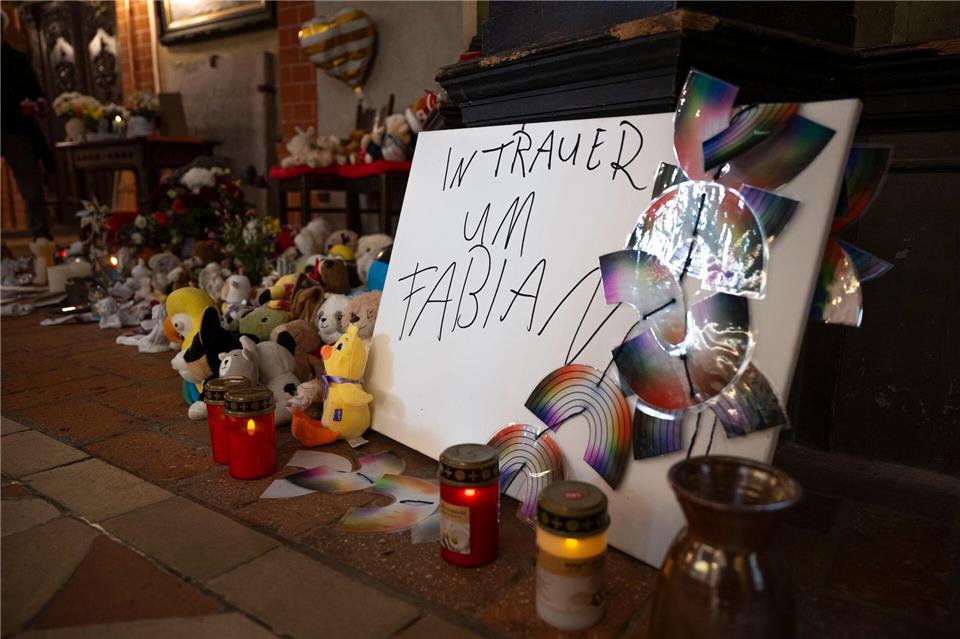 Viele Menschen zündeten Kerzen an und legten Kuscheltiere zum Gedenken an Fabian in der Marienkirche in Güstrow ab. (Archivfoto) Philip Dulian/dpa