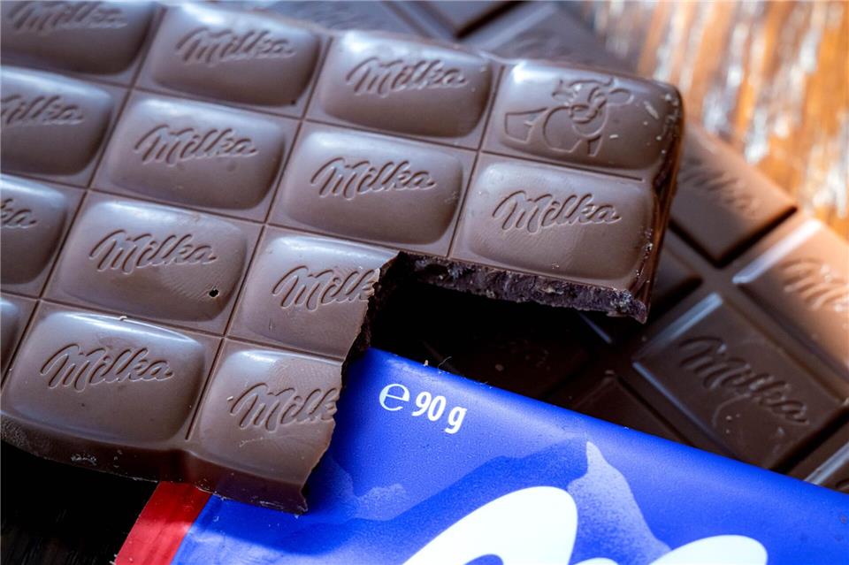 Viele Milka-Tafeln wiegen nur noch 90 statt 100 Gramm. (Symbolbild)Sina Schuldt/dpa