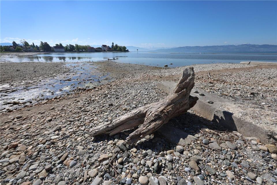 Viele Monate waren in diesem Jahr deutlich zu trocken - mit Folgen etwa auch für den Bodensee. (Archivbild)Karl-Josef Hildenbrand/dpa