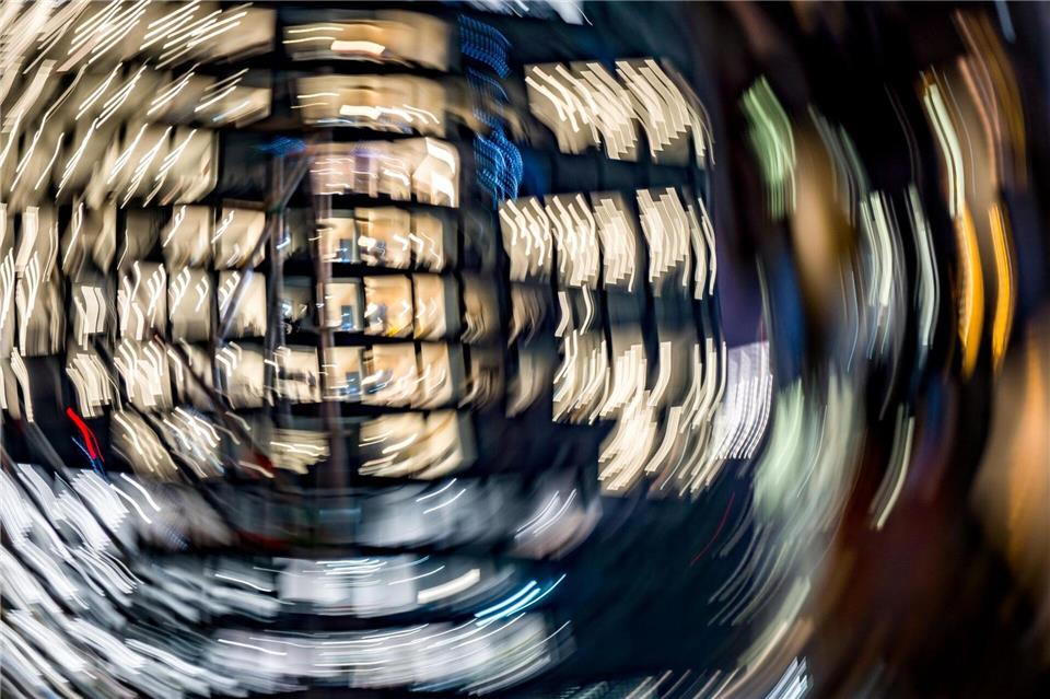 Viele Mütter würden bei besseren Möglichkeiten länger arbeiten. (Illustration)Frank Rumpenhorst/dpa