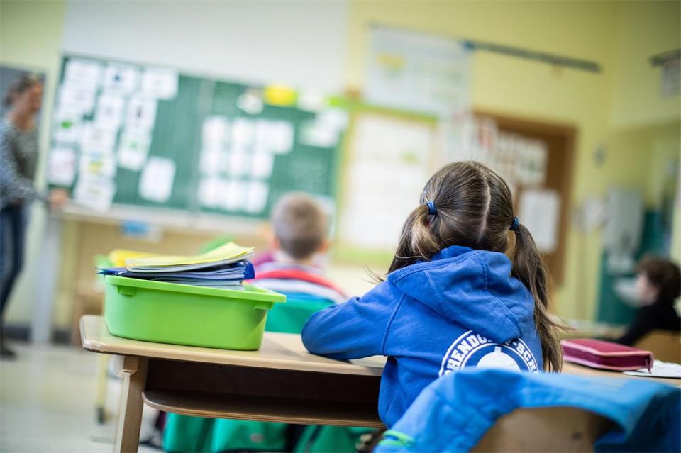 Viele NRW-Schulen testen derzeit ein zentrales Schülerfeedback. (Symbolbild)Marcel Kusch/dpa