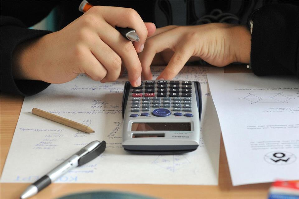 Viele Neuntklässler in Bremen und Niedersachsen tun sich mit Mathe und Naturwissenschaften schwer. (Symbolbild)Hendrik Schmidt/dpa