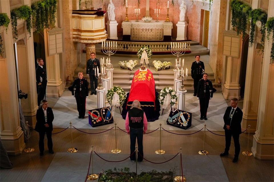 Viele Norwegerinnen und Norweger wollen sich am Sarg von König Harald V. verabschieden. Bis zum Tag vor dessen Begräbnis können sie das in der Schlosskapelle tun. Fredrik Varfjell/NTB/dpa