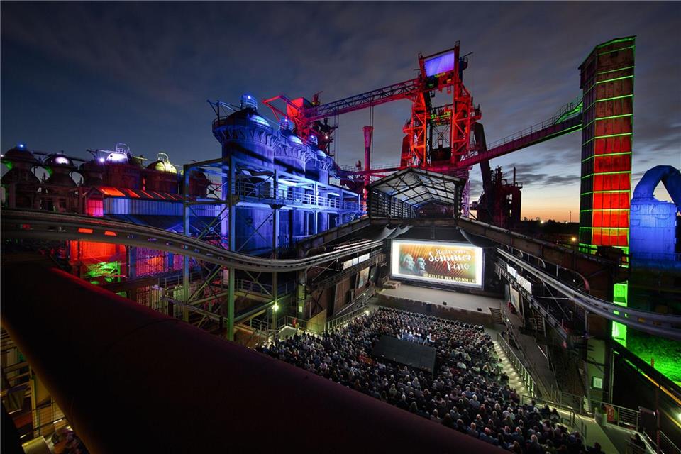Viele Open-Air-Kinos bieten auch ein Rahmenprogramm.Thomas Berns/Landschaftspark Duisburg Nord /dpa
