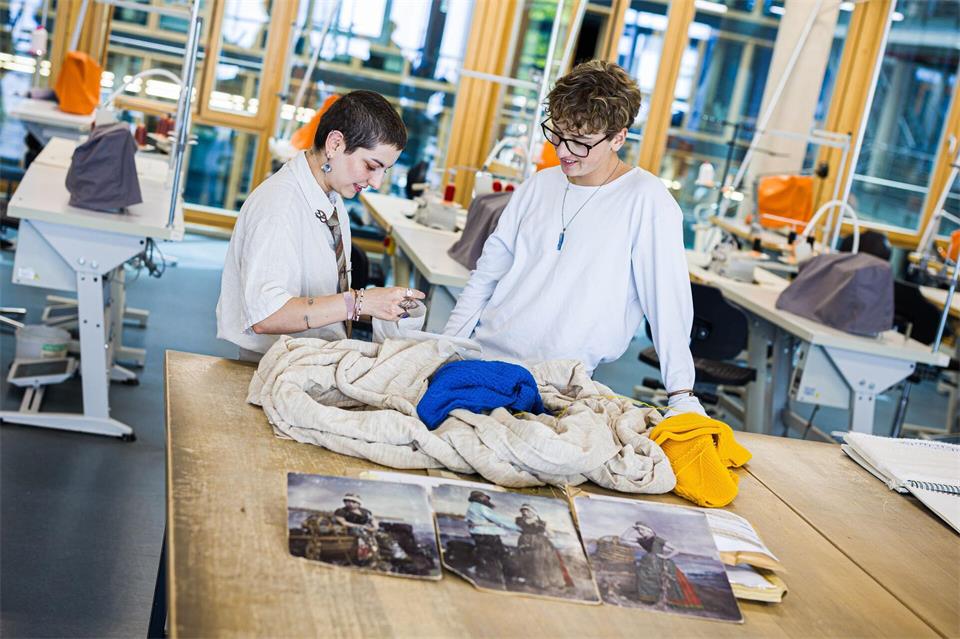 Viele Originaltrachten, die als Inspiration für die Mode-Studierenden Maryam Sadati (l.) und Kenio Seyboldt dienen konnten, gibt es nicht mehr. Moritz Frankenberg/dpa