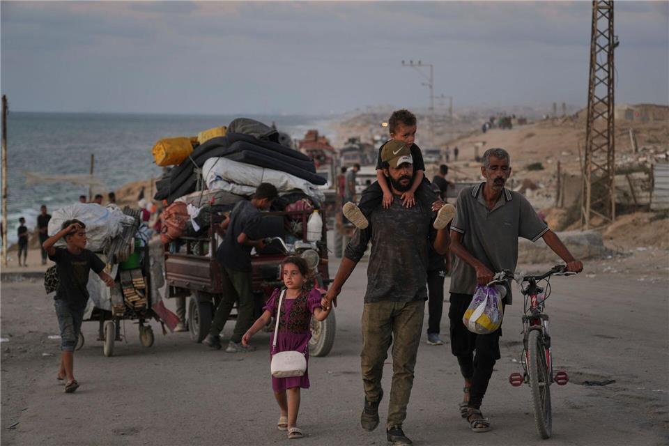 Israels Armee erwartet monatelange Kämpfe in Stadt Gaza Viele Palästinenser können sich eine Flucht aus der Stadt Gaza schlicht nicht leisten. Abdel Kareem Hana/AP/dpa
