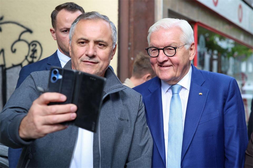 Viele Passanten in der Innenstadt nutzten die Gelegenheit für ein schnelles Selfie mit dem Bundespräsidenten. Christoph Reichwein/dpa