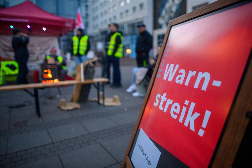 Viele Pendler betroffen: Der Warnstreik bringt den Alltag durcheinander.Klaus-Dietmar Gabbert/dpa