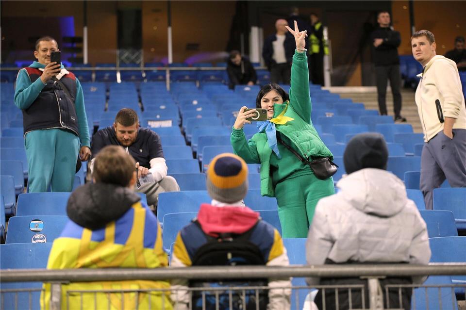 Viele Plätze bleiben beim Europa-League-Spiel zwischen Dynamo Kiew und Lazio Rom im Hamburger Volksparkstadion leer.Claus Bergmann/dpa