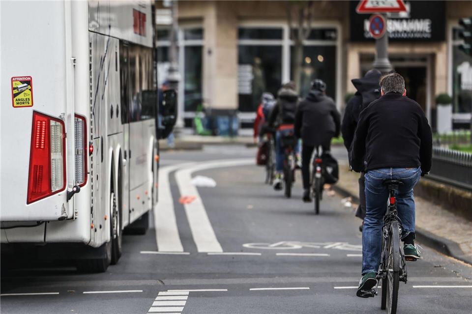 Viele Radfahrer fühlen sich angesichts des starken Verkehrs in Städten unsicher.Oliver Berg/dpa