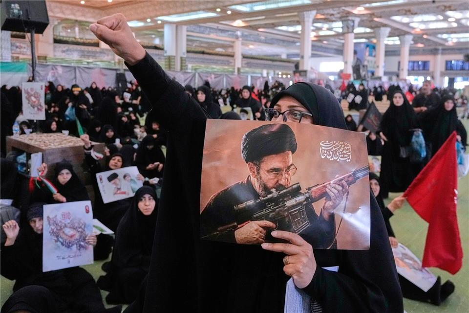 Viele Regierungsanhänger im Iran fordern Rache für den getöteten obersten Führer Ajatollah Ali Chamenei. (Archivbild)Vahid Salemi/AP/dpa