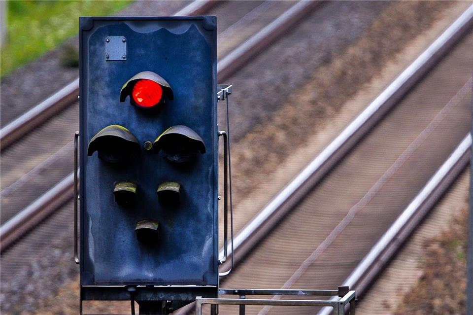 Viele Regionalzüge müssen dem Fernverkehr und dem internationalen Güterverkehr Vorrang gewähren. (Symbolbild)Jens Büttner/dpa