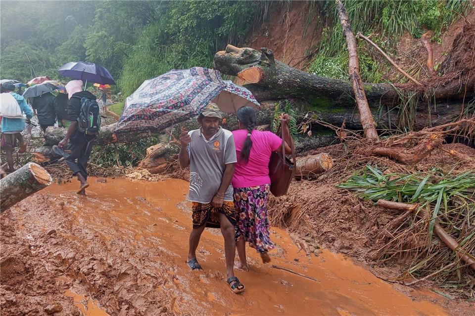 Viele Regionen kämpfen mit Erdrutschen.Lakshmen Neelawathura/AP/dpa