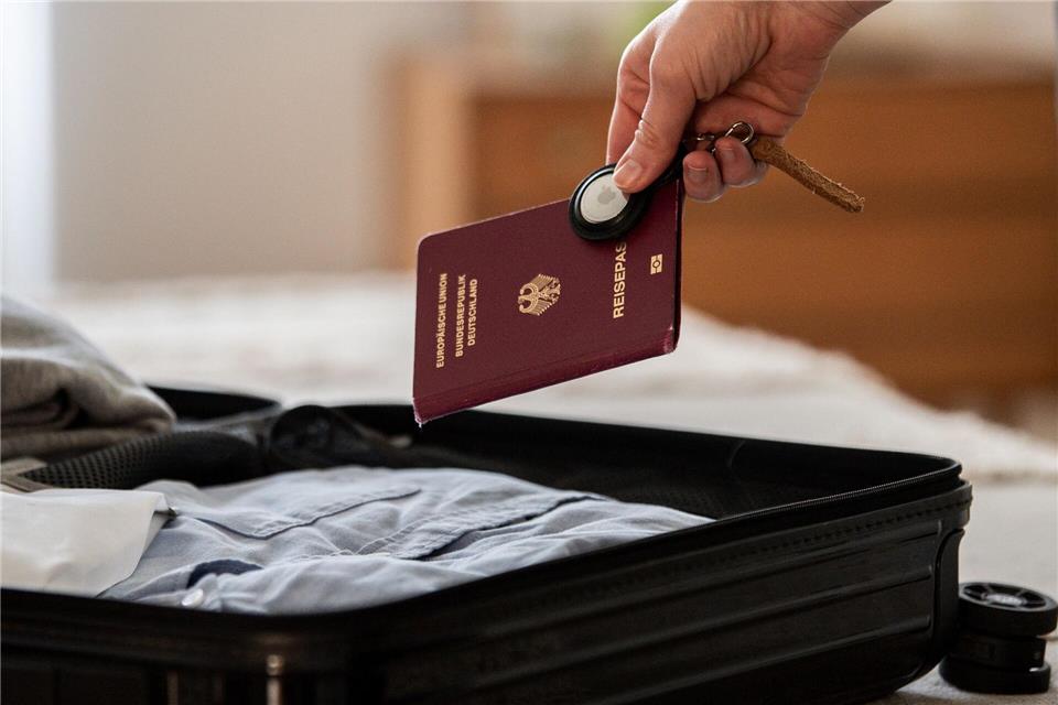 Viele Reisende nutzen gern Tracker wie Airtag und Co., um den Standort ihres Gepäcks zu verfolgen. Den Pass sollte man allerdings lieber bei sich tragen.Zacharie Scheurer/dpa-tmn
