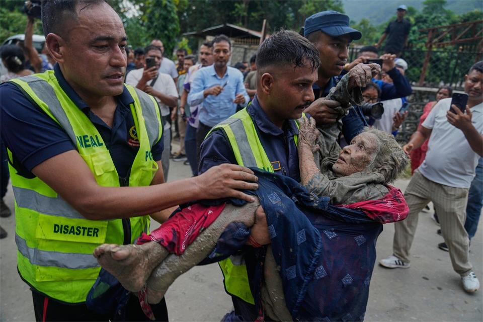 Viele Rettungskräfte sind im Einsatz.Niranjan Shrestha/AP/dpa