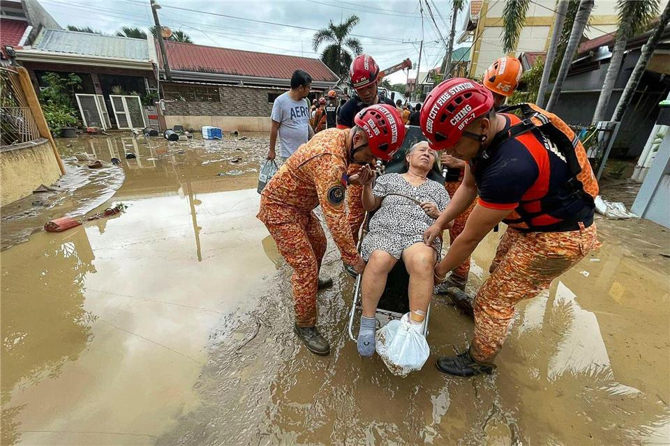 Viele Rettungskräfte versuchten, den Menschen zu helfen.Jacqueline Hernandez/AP/dpa