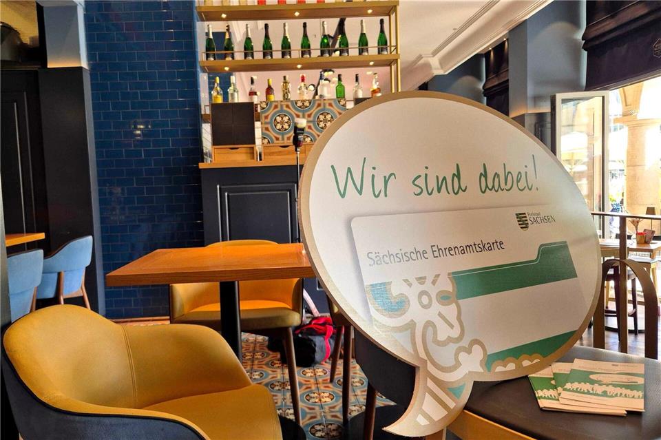 Viele Sachsen engagieren sich im Ehrenamt. Dafür können sie unter bestimmen Voraussetzungen Vergünstigungen erhalten – fortan auch beim Gaststättenbesuch. Jasmin Beisiegel/dpa