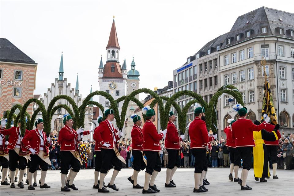 Viele Schaulustige verfolgten die Darbietung auf dem Marienplatz.Lennart Preiss/dpa