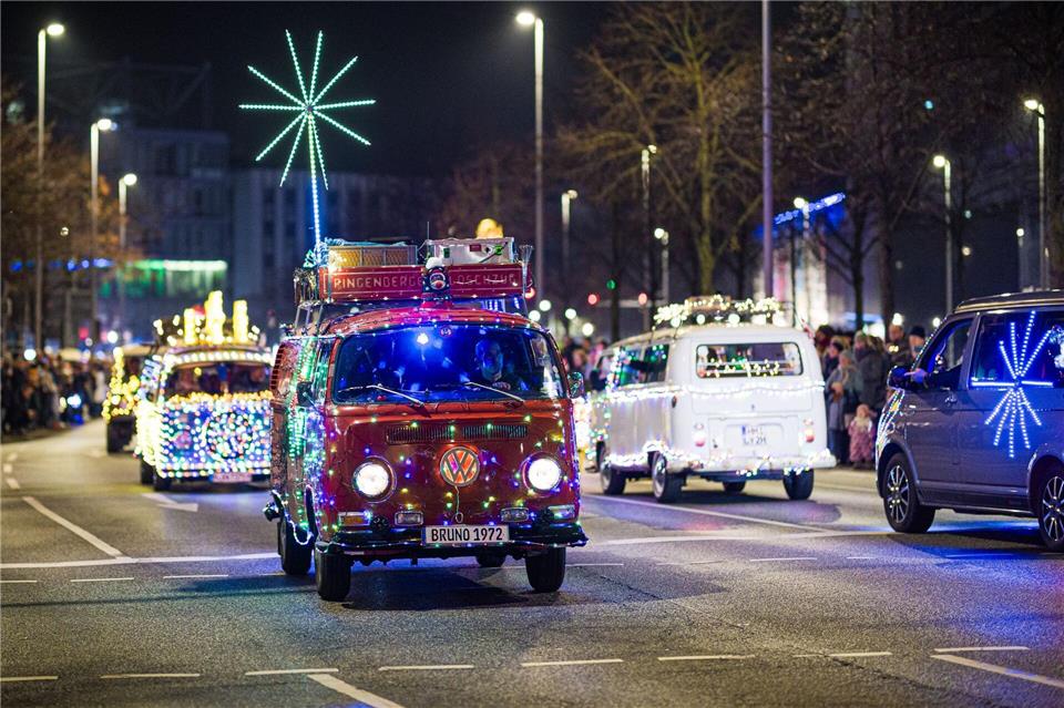 Viele Schaulustige verfolgten die glitzernden Oldtimer.Moritz Frankenberg/dpa