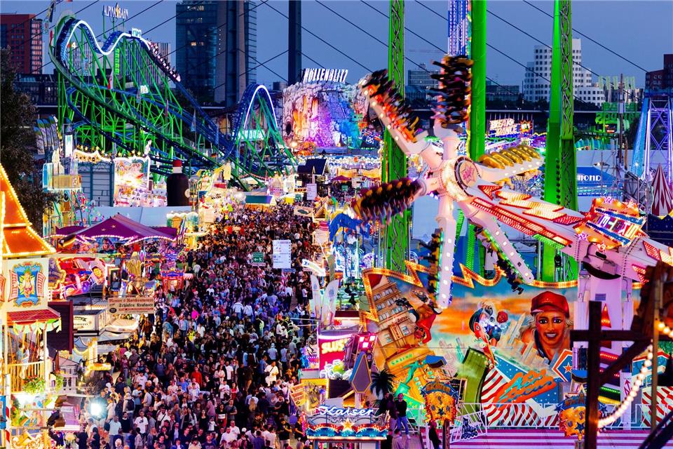 Viele Schausteller locken mit ihren Attraktionen auf die Rheinkirmes. (Archivbild)Rolf Vennenbernd/dpa