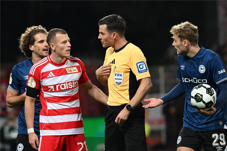 Viele Schiedsrichter, hier Harm Osmers, standen in der zweiten Pokal-Runde im Fokus.Soeren Stache/dpa