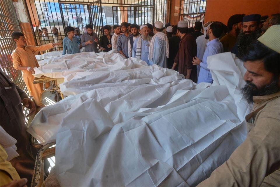 Viele Schüler sterben beim Einsturz eines Schuldaches in Pakistan. Muhammad Zubair/AP/dpa