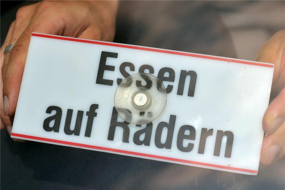 Viele Senioren können nicht mehr alleine kochen und sind auf eine warme Mahlzeit von außen angewiesen. (Symbol-Fotopicture alliance / dpa