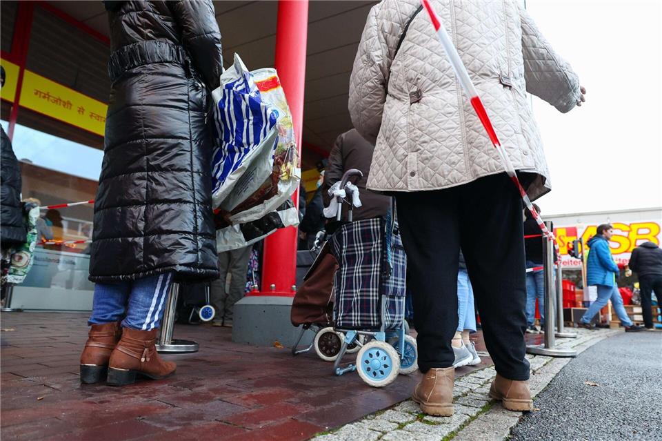 Viele Seniorinnen und Senioren in Hamburg beziehen Lebensmittel von der Tafel - immer mehr sind auf Grundsicherung angewiesen. (Symbolbild)  Christian Charisius/dpa