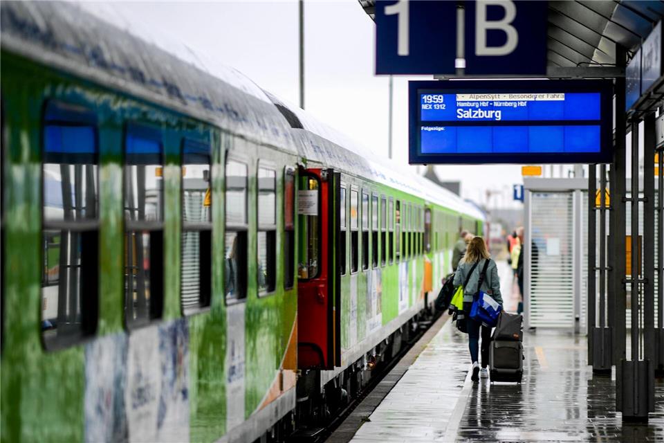 Viele Skigebiete in den Alpen sind gut mit der Bahn erreichbar: In einigen Orten führt der Weg vom Bahnhof direkt zur Talstation.Axel Heimken/dpa